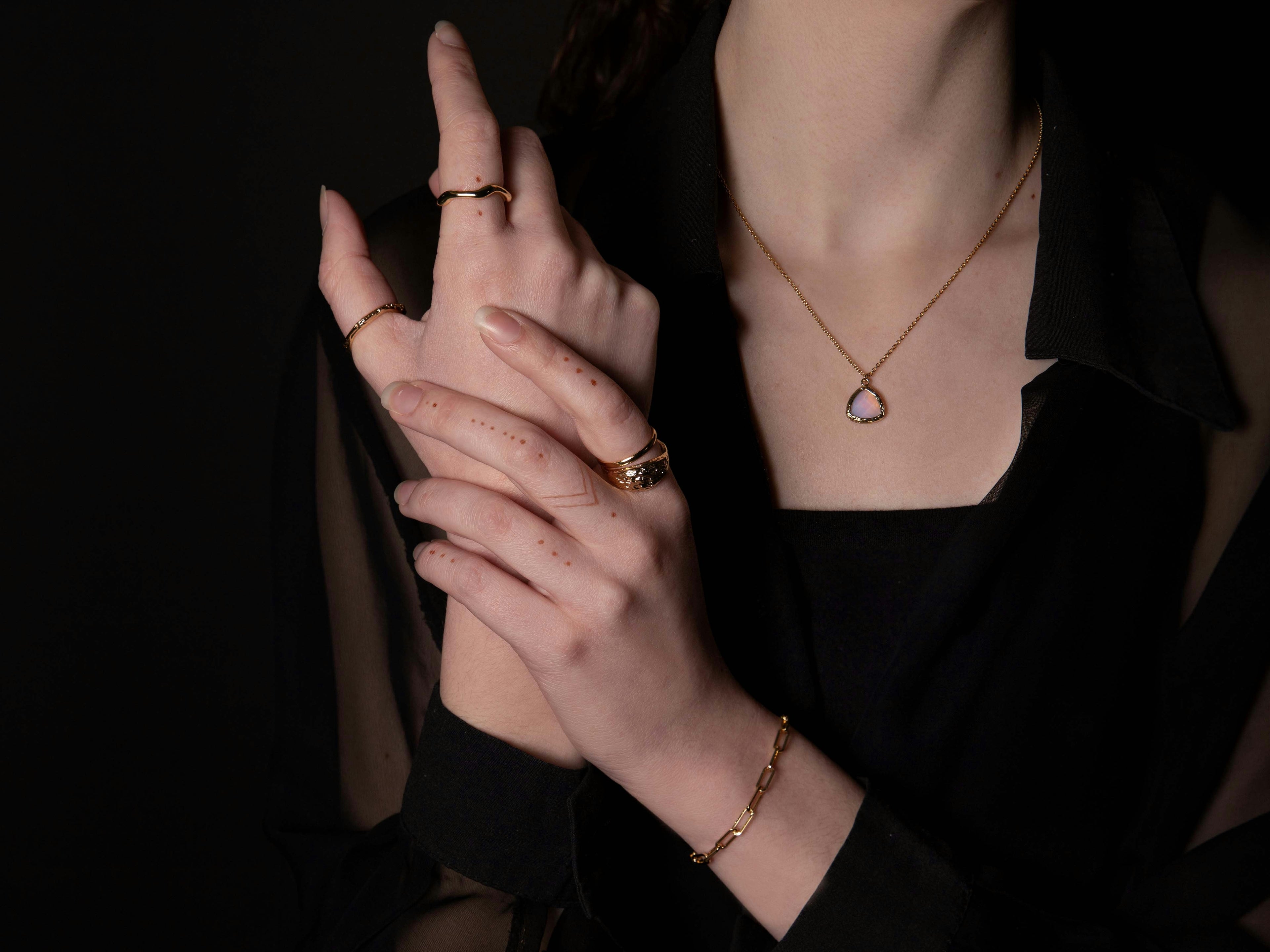 How Jewelry Shapes Confidence: The Hidden Psychology Behind What We Wear